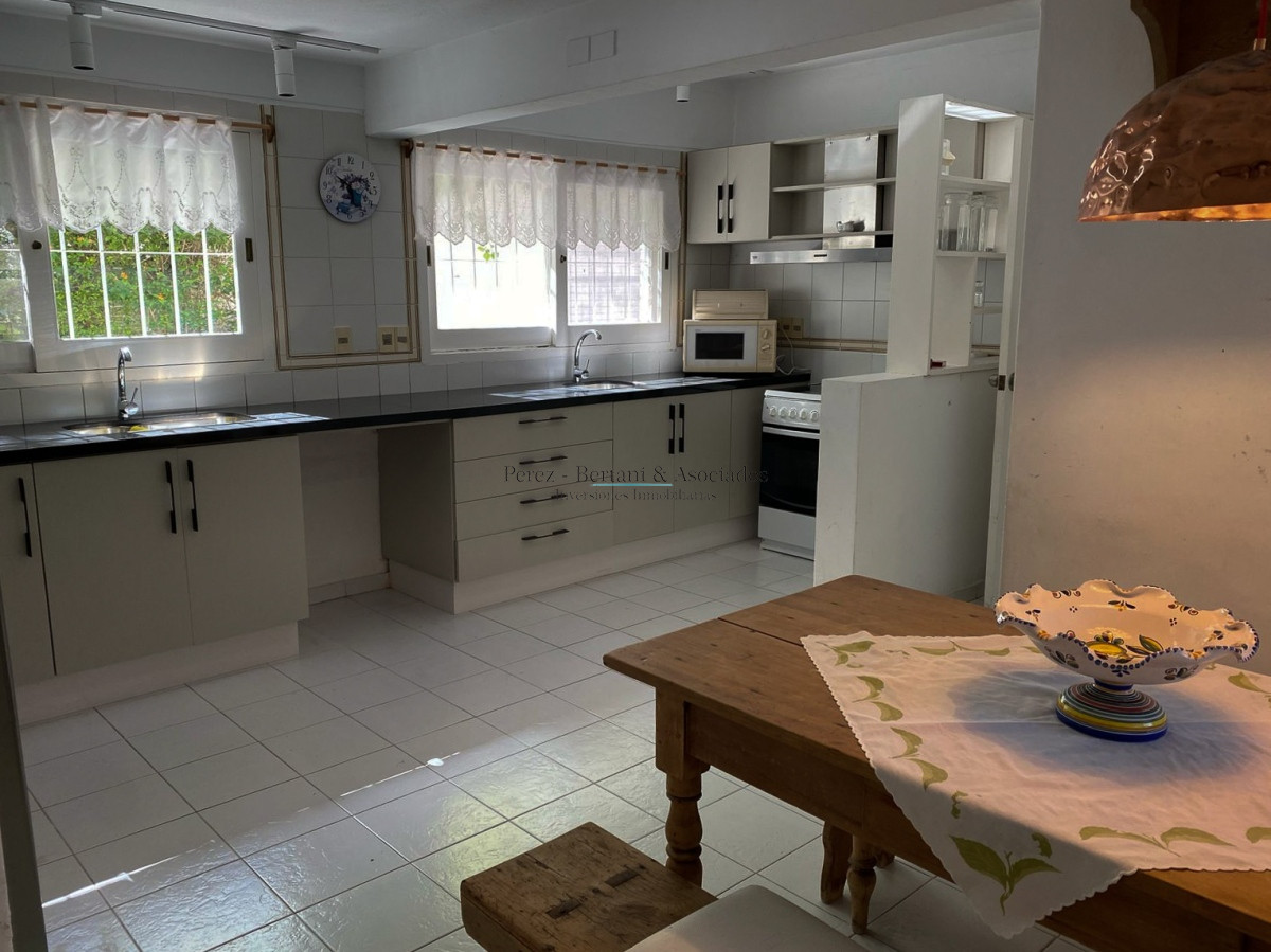 Casa ID.236 - Venta de casa 4 dormitorios  en Rincón del Indio a pocas cuadras de la Brava +pileta +4 dorm +servicio 