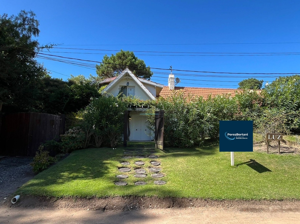 Casa ID.236 - Venta de casa 4 dormitorios  en Rincón del Indio a pocas cuadras de la Brava +pileta +4 dorm +servicio 