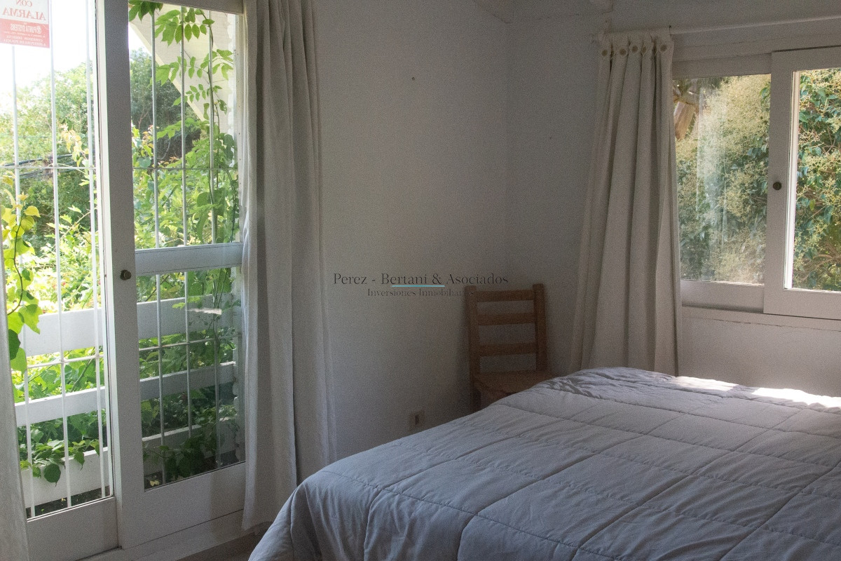 Casa ID.236 - Venta de casa 4 dormitorios  en Rincón del Indio a pocas cuadras de la Brava +pileta +4 dorm +servicio 
