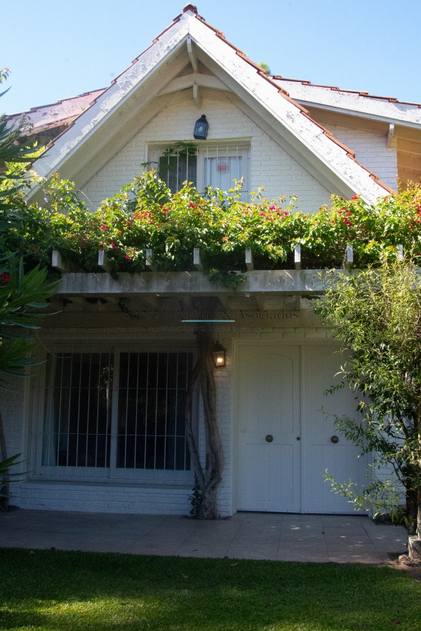 Casa ID.236 - Venta de casa 4 dormitorios  en Rincón del Indio a pocas cuadras de la Brava +pileta +4 dorm +servicio 