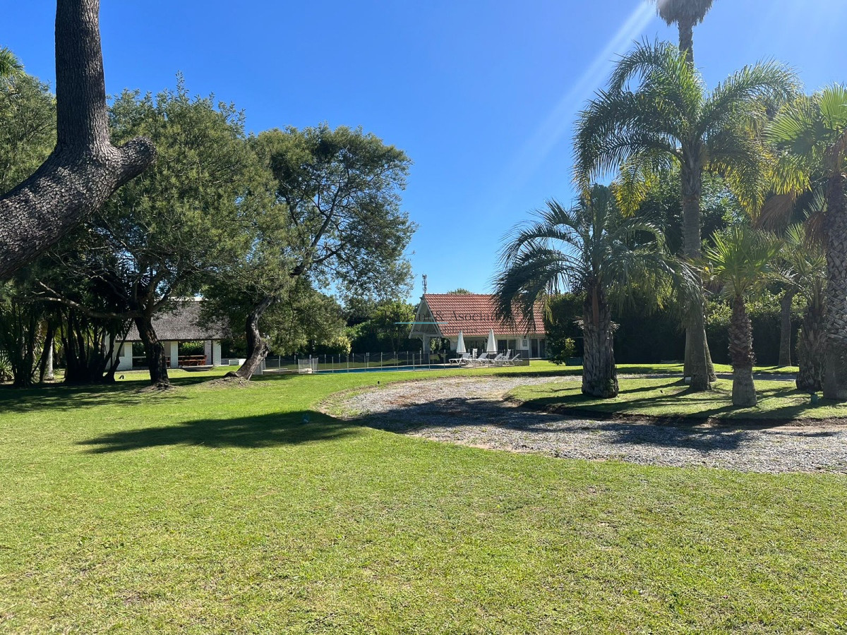 Casa ID.236 - Venta de casa 4 dormitorios  en Rincón del Indio a pocas cuadras de la Brava +pileta +4 dorm +servicio 