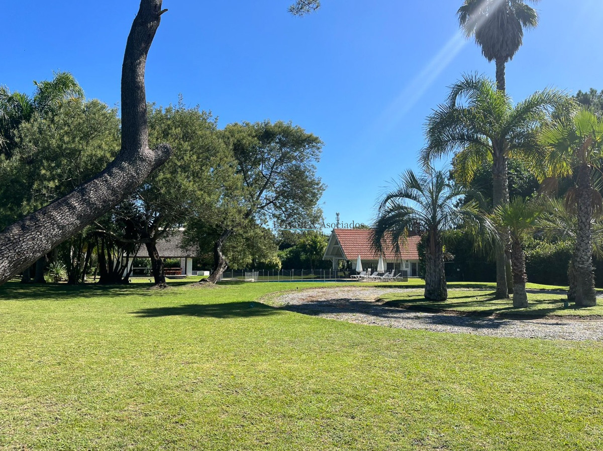 Casa ID.236 - Venta de casa 4 dormitorios  en Rincón del Indio a pocas cuadras de la Brava +pileta +4 dorm +servicio 