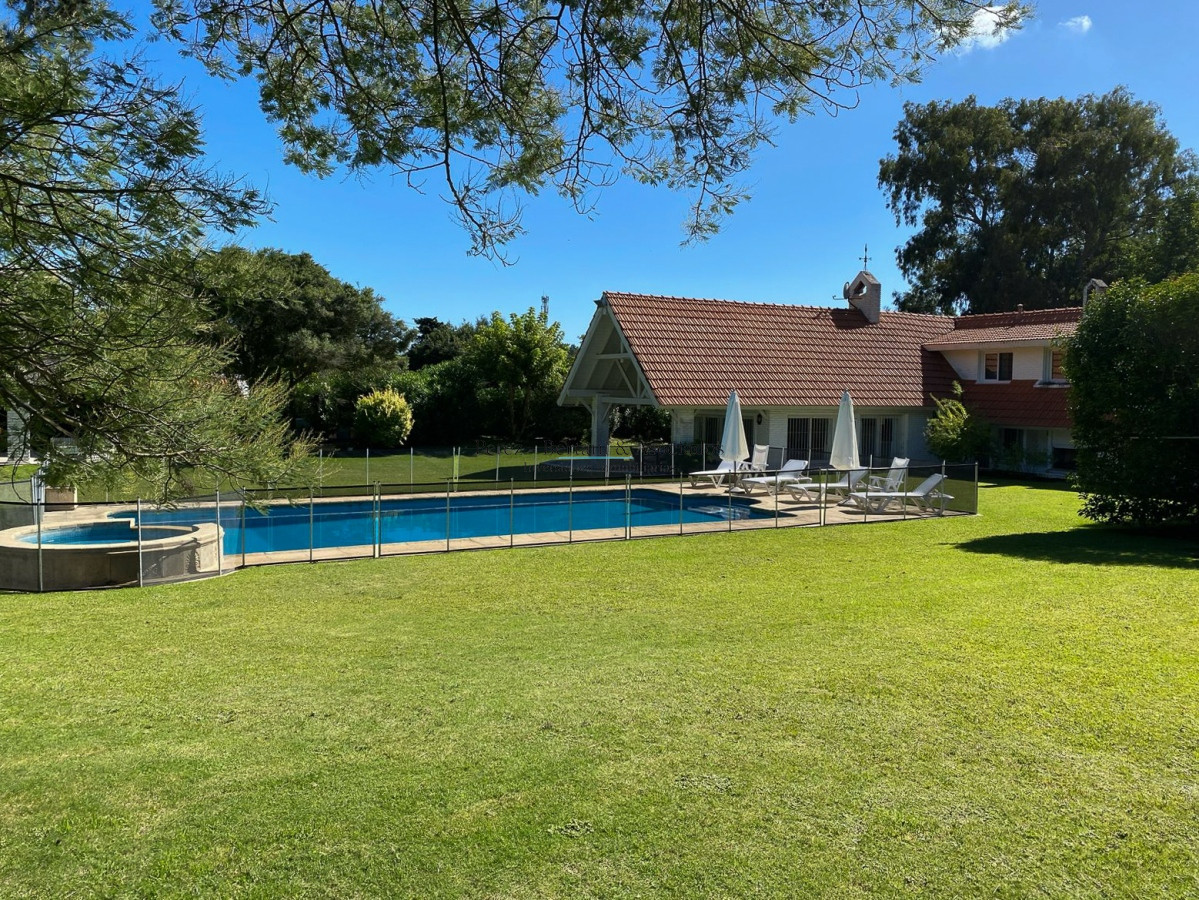 Casa ID.236 - Venta de casa 4 dormitorios  en Rincón del Indio a pocas cuadras de la Brava +pileta +4 dorm +servicio 