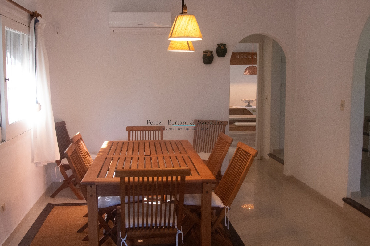 Casa ID.236 - Venta de casa 4 dormitorios  en Rincón del Indio a pocas cuadras de la Brava +pileta +4 dorm +servicio 
