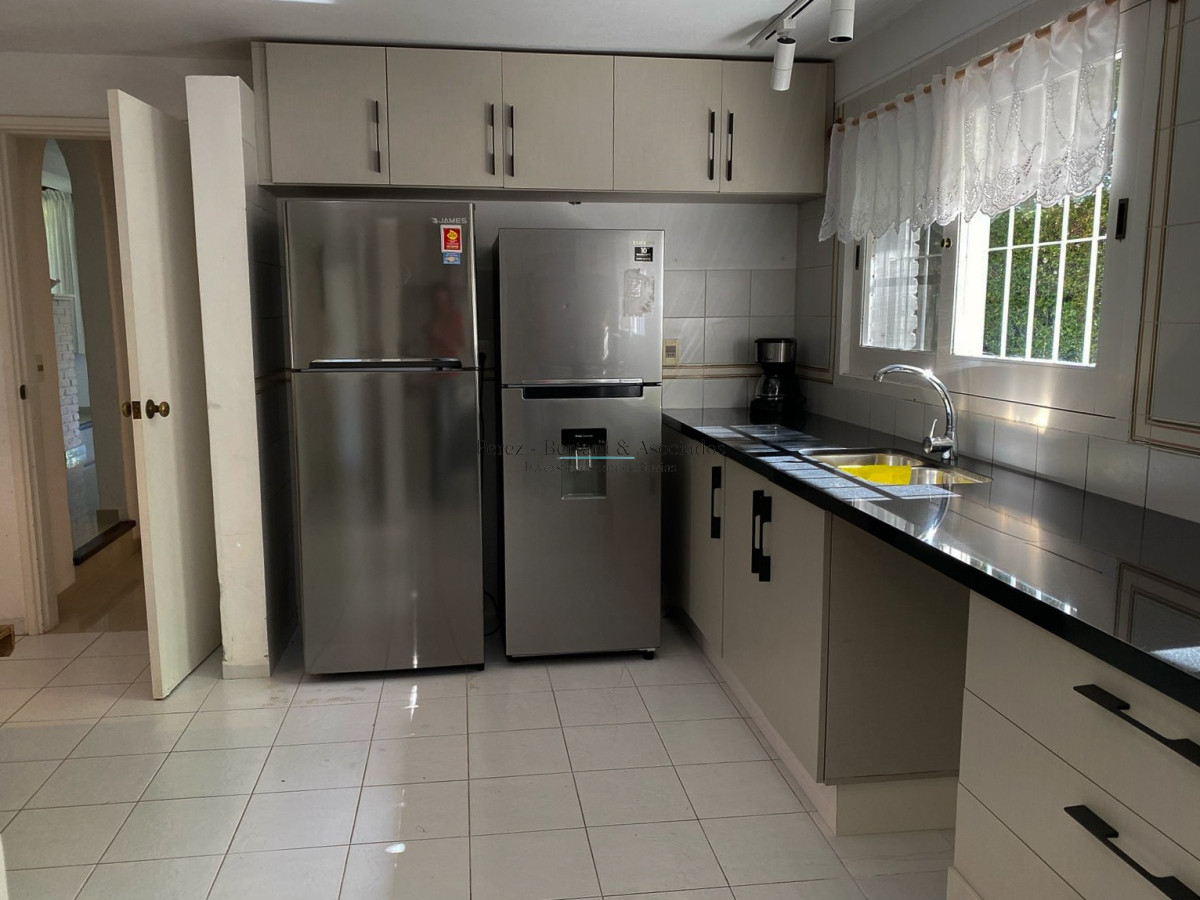 Casa ID.236 - Venta de casa 4 dormitorios  en Rincón del Indio a pocas cuadras de la Brava +pileta +4 dorm +servicio 