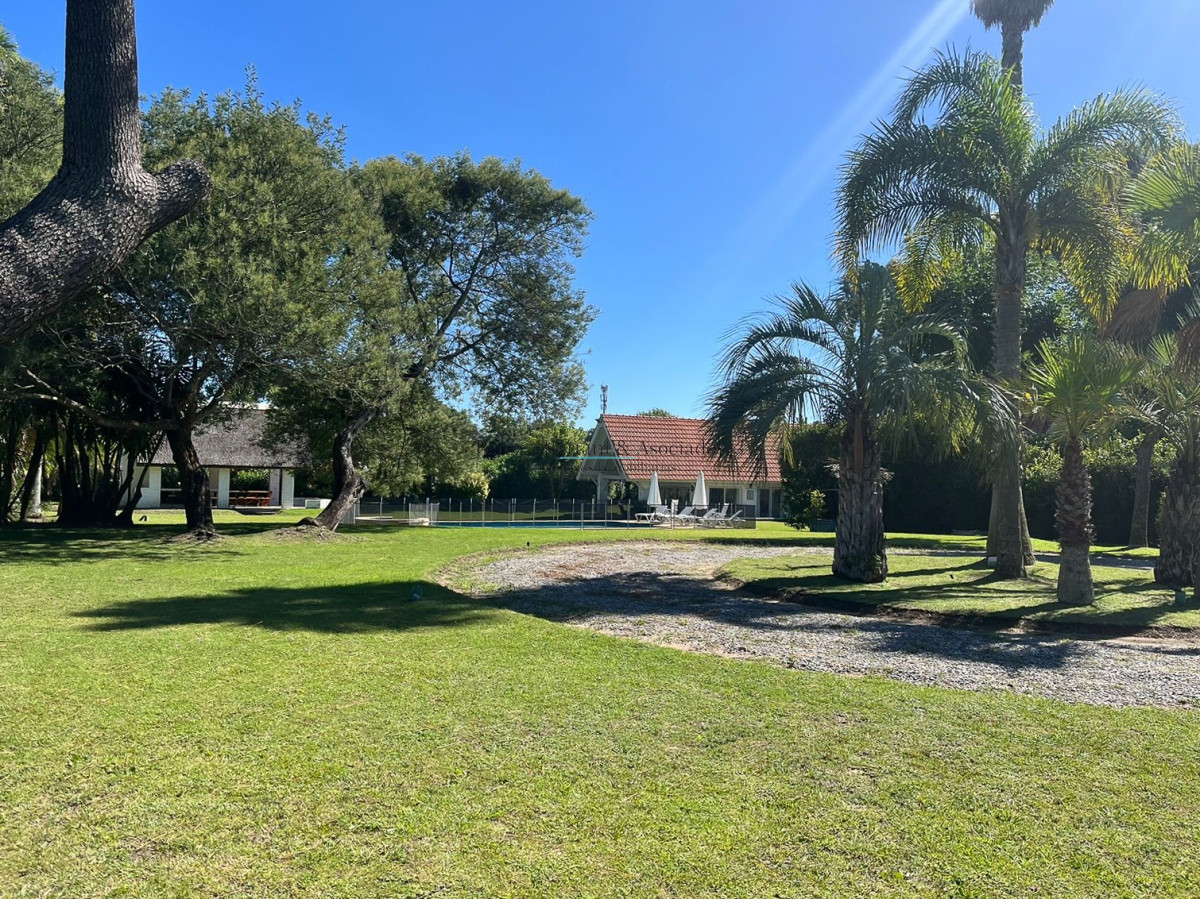 Casa ID.236 - Venta de casa 4 dormitorios  en Rincón del Indio a pocas cuadras de la Brava +pileta +4 dorm +servicio 