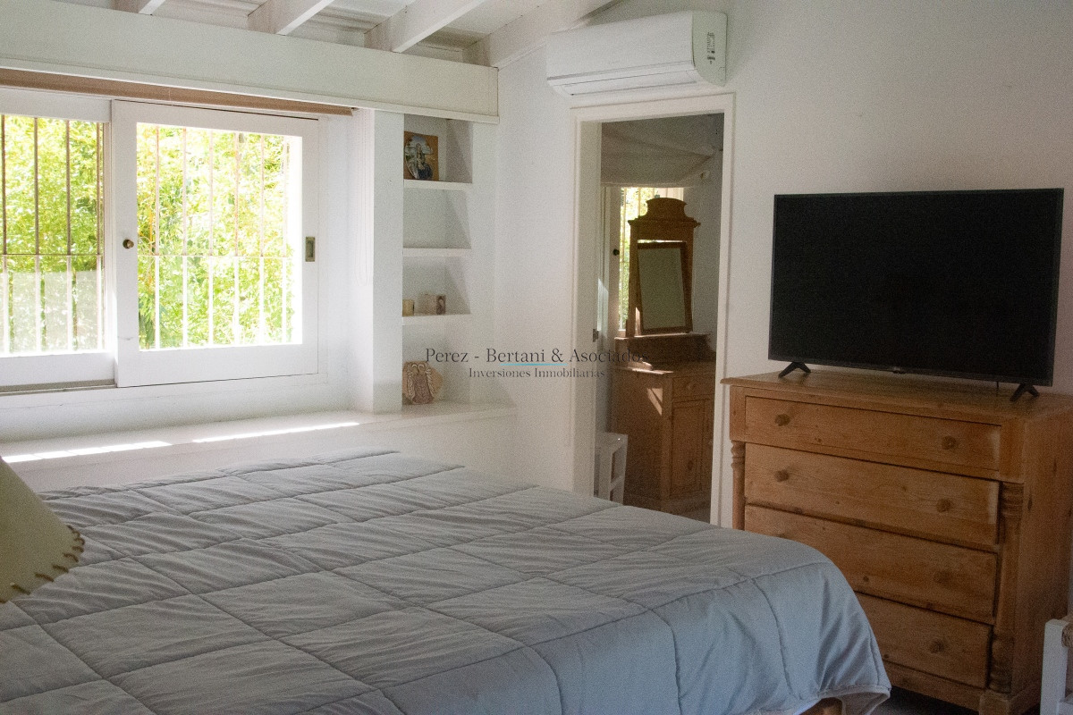 Casa ID.236 - Venta de casa 4 dormitorios  en Rincón del Indio a pocas cuadras de la Brava +pileta +4 dorm +servicio 