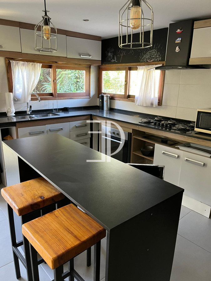 Casa ID.954 - Venta y alquiler casa 4 dormitorios Zona Pinares