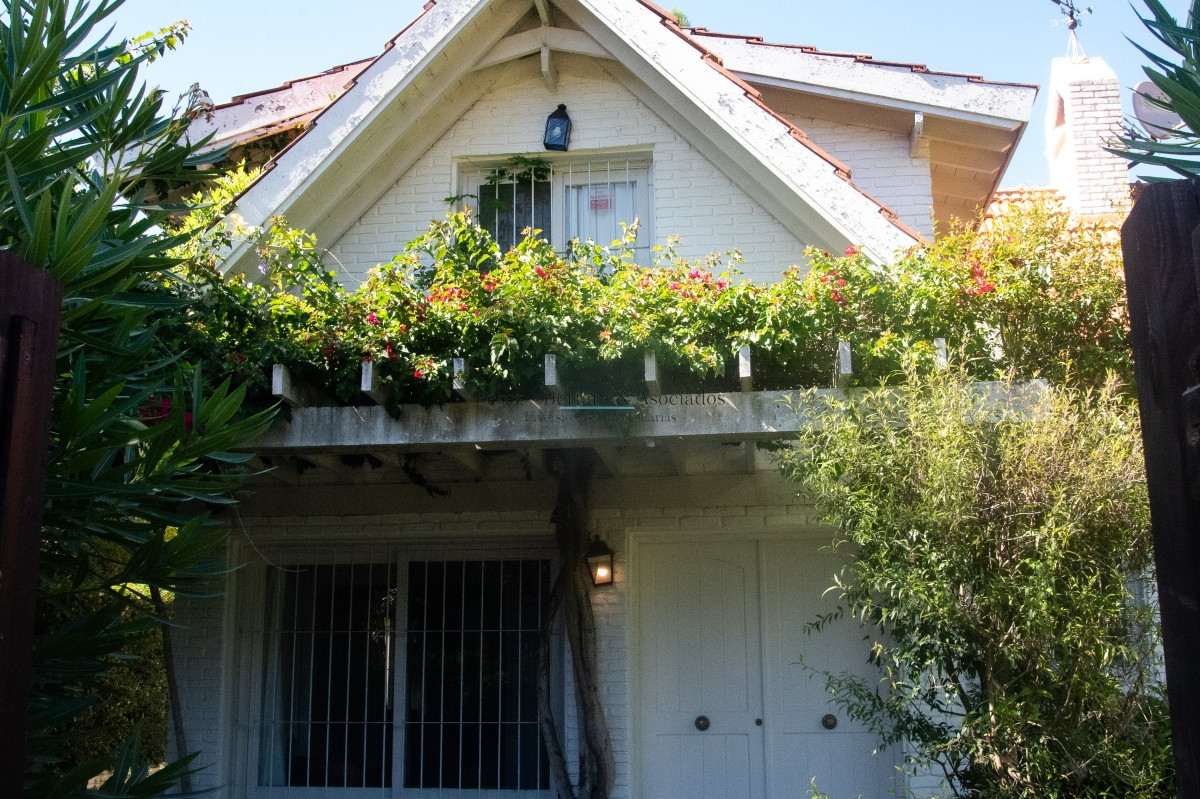 Casa ID.236 - Venta de casa 4 dormitorios  en Rincón del Indio a pocas cuadras de la Brava +pileta +4 dorm +servicio 