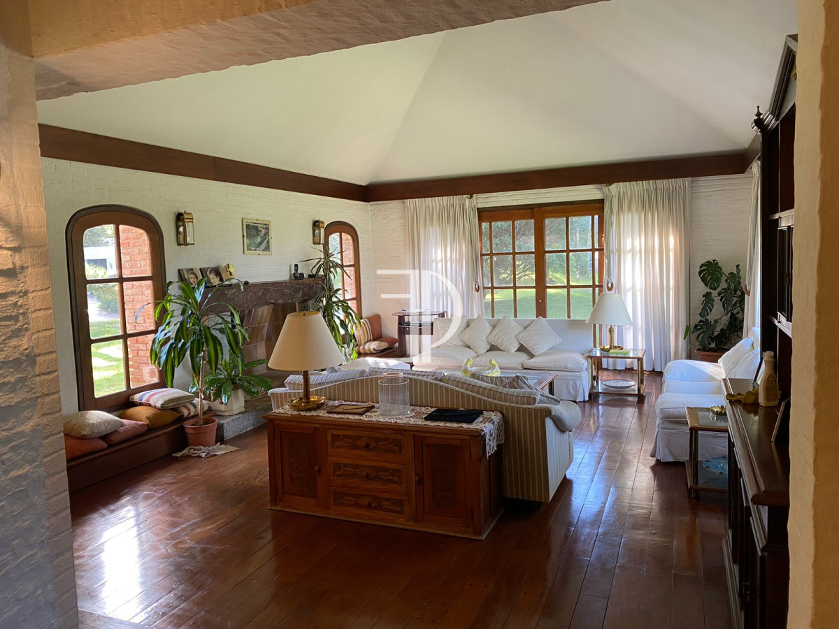 Casa ID.615 - Venta casa 8 Dormitorios Barrio San Rafael