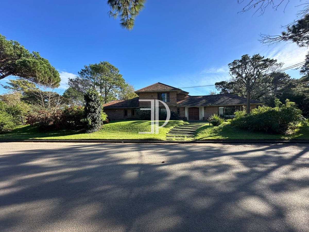 Casa ID.615 - Venta casa 8 Dormitorios Barrio San Rafael