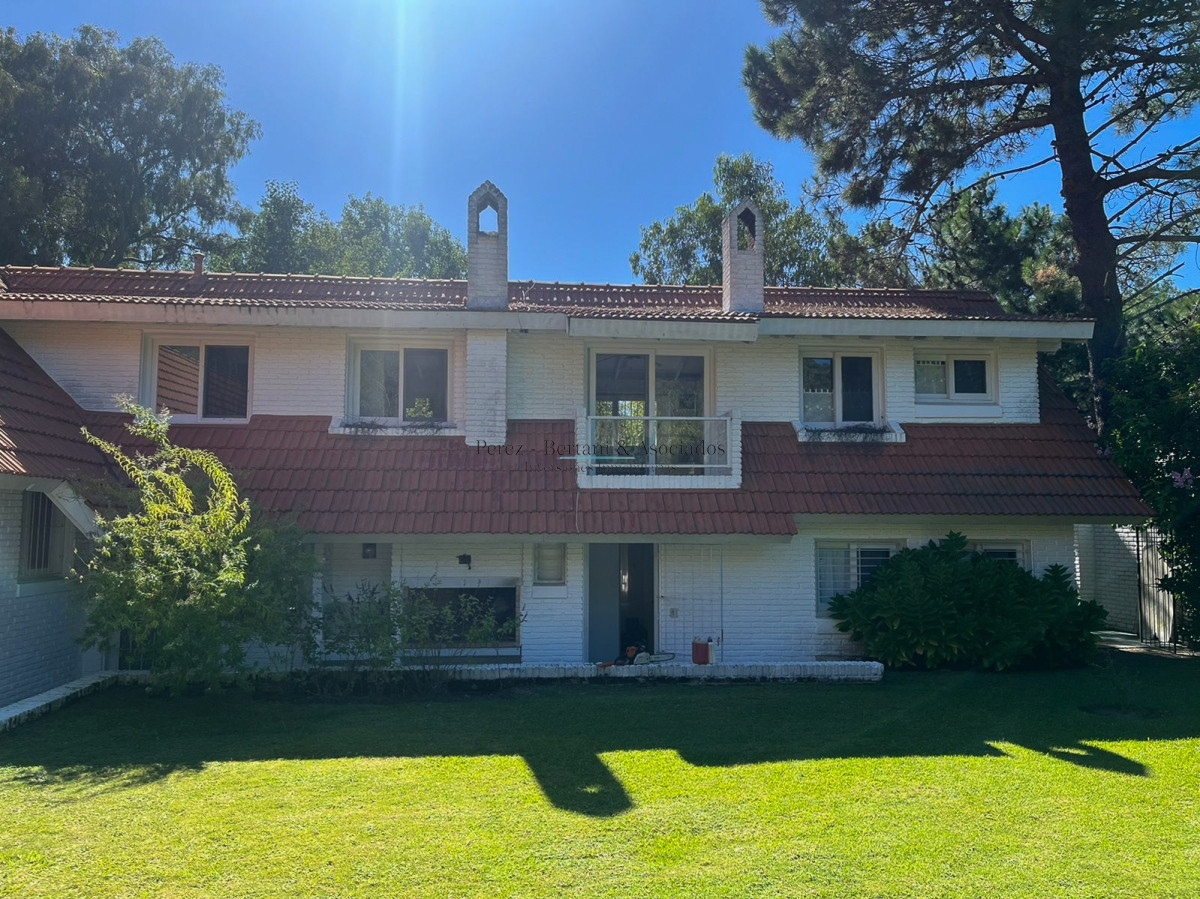 Casa ID.236 - Venta de casa 4 dormitorios  en Rincón del Indio a pocas cuadras de la Brava +pileta +4 dorm +servicio 