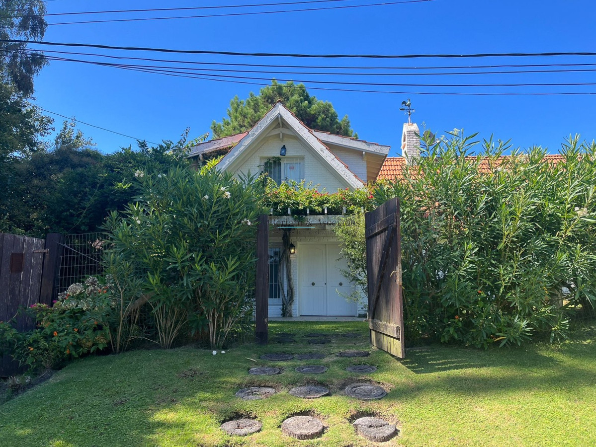 Casa ID.236 - Venta de casa 4 dormitorios  en Rincón del Indio a pocas cuadras de la Brava +pileta +4 dorm +servicio 