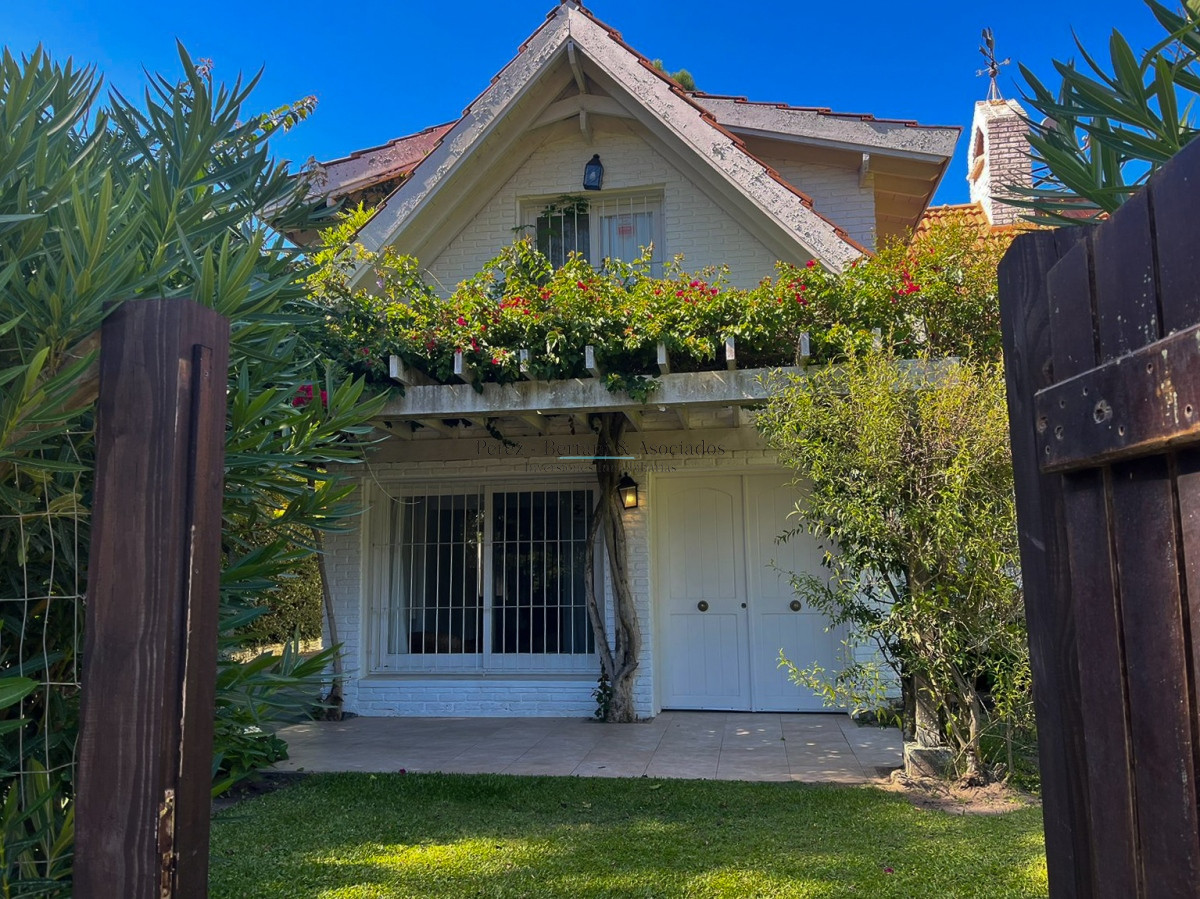 Casa ID.236 - Venta de casa 4 dormitorios  en Rincón del Indio a pocas cuadras de la Brava +pileta +4 dorm +servicio 