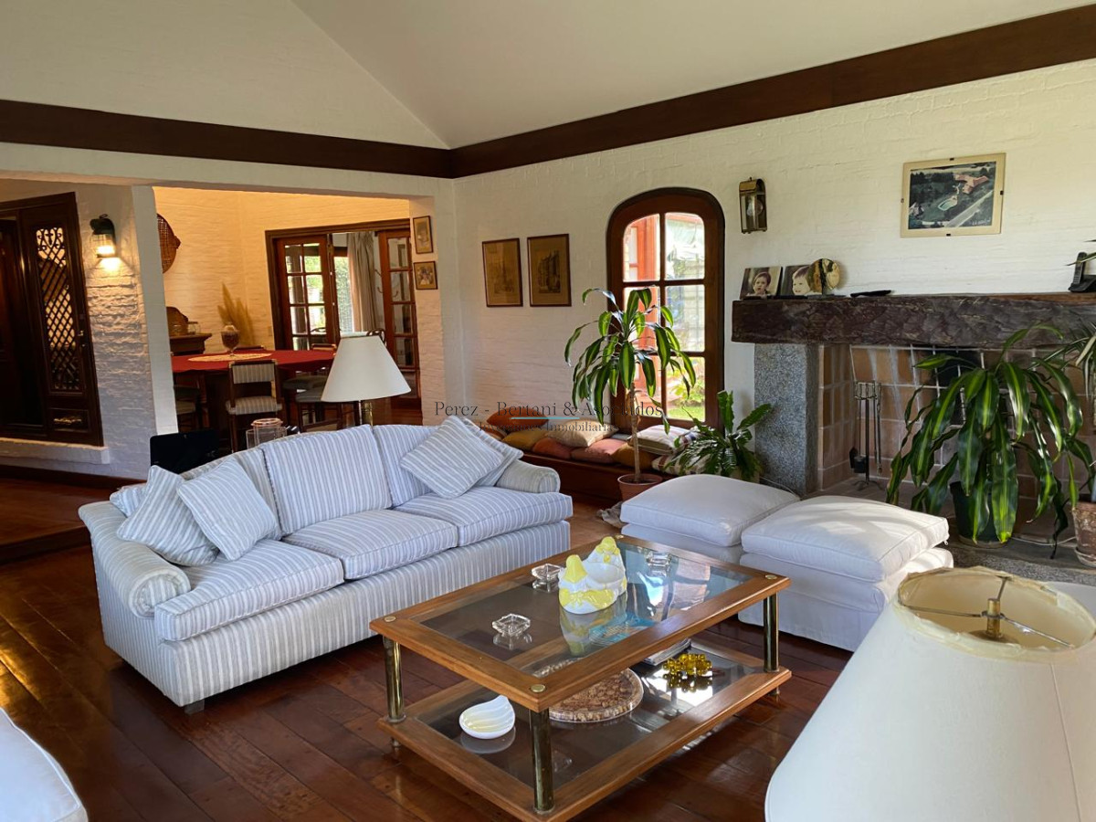 Casa ID.615 - Venta casa 8 Dormitorios Barrio San Rafael
