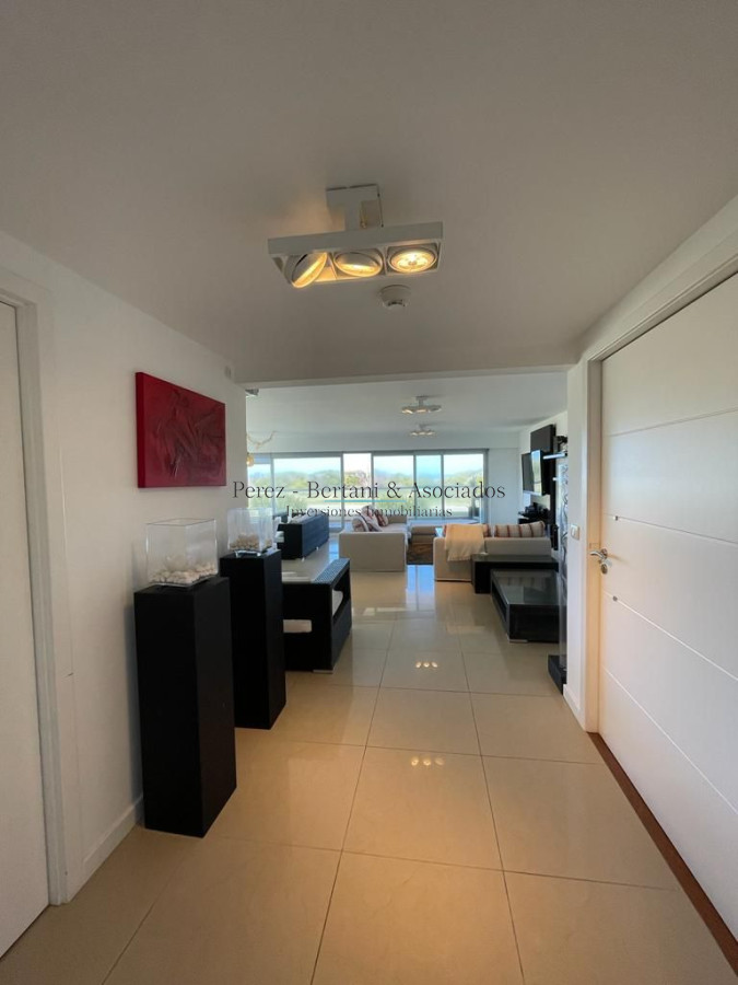 Apartamento ID.256 - Venta Apartamento 3 dormitorios y servicio Primera linea Playa Brava Complejo con amenities y espacio verde