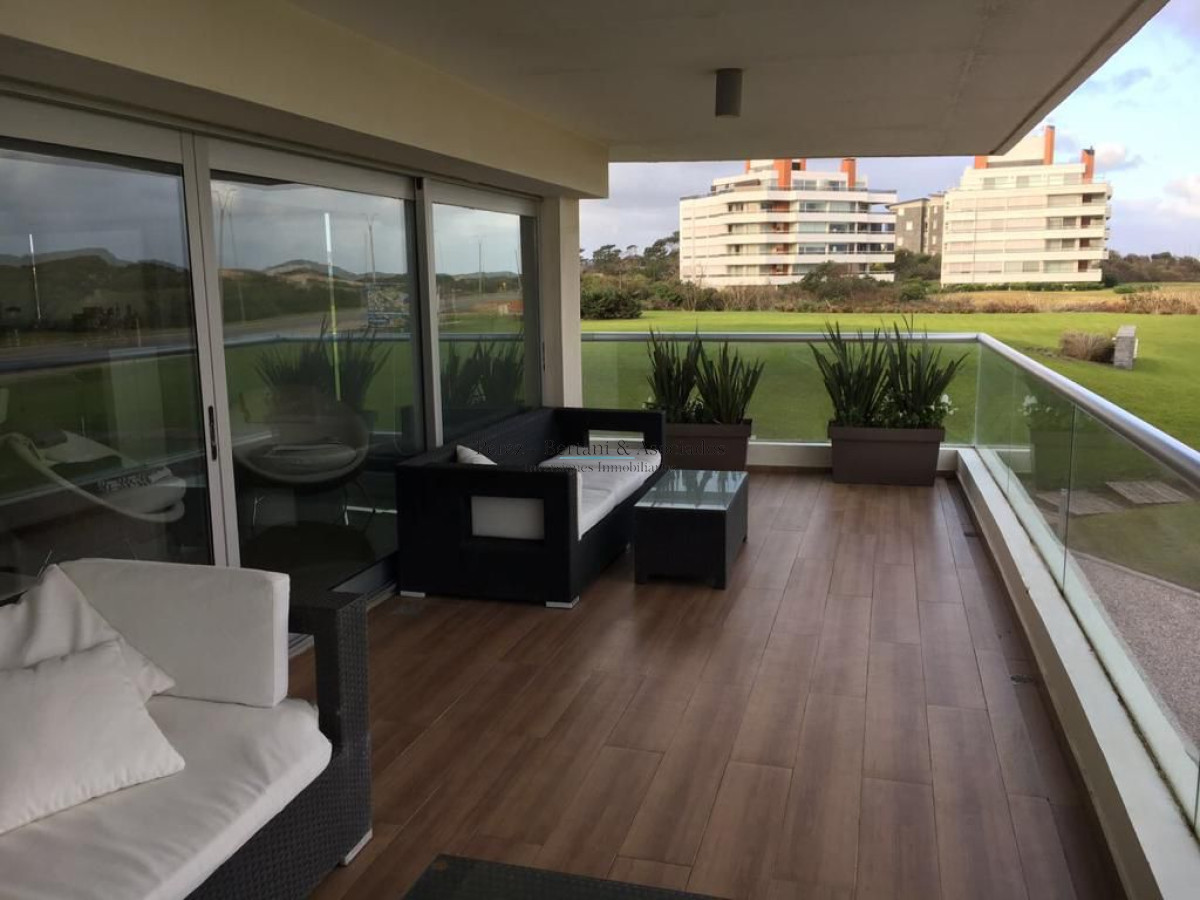 Apartamento ID.256 - Venta Apartamento 3 dormitorios y servicio Primera linea Playa Brava Complejo con amenities y espacio verde