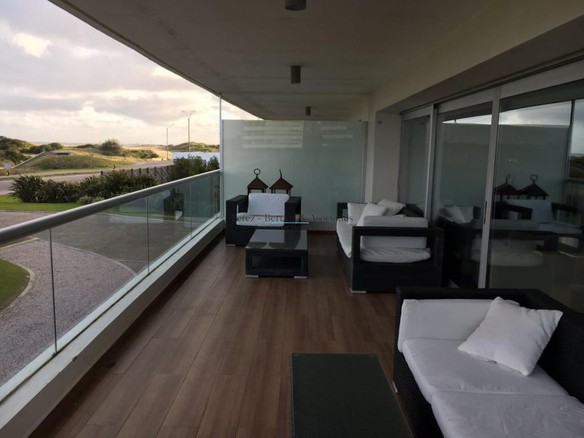 Apartamento ID.256 - Venta Apartamento 3 dormitorios y servicio Primera linea Playa Brava Complejo con amenities y espacio verde