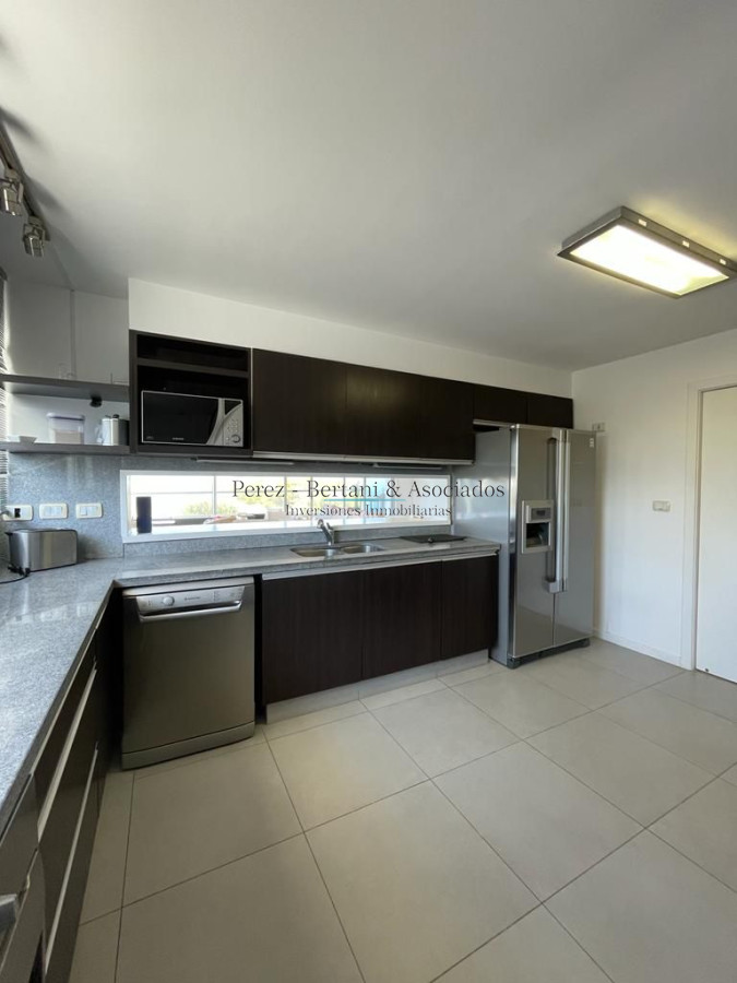Apartamento ID.256 - Venta Apartamento 3 dormitorios y servicio Primera linea Playa Brava Complejo con amenities y espacio verde