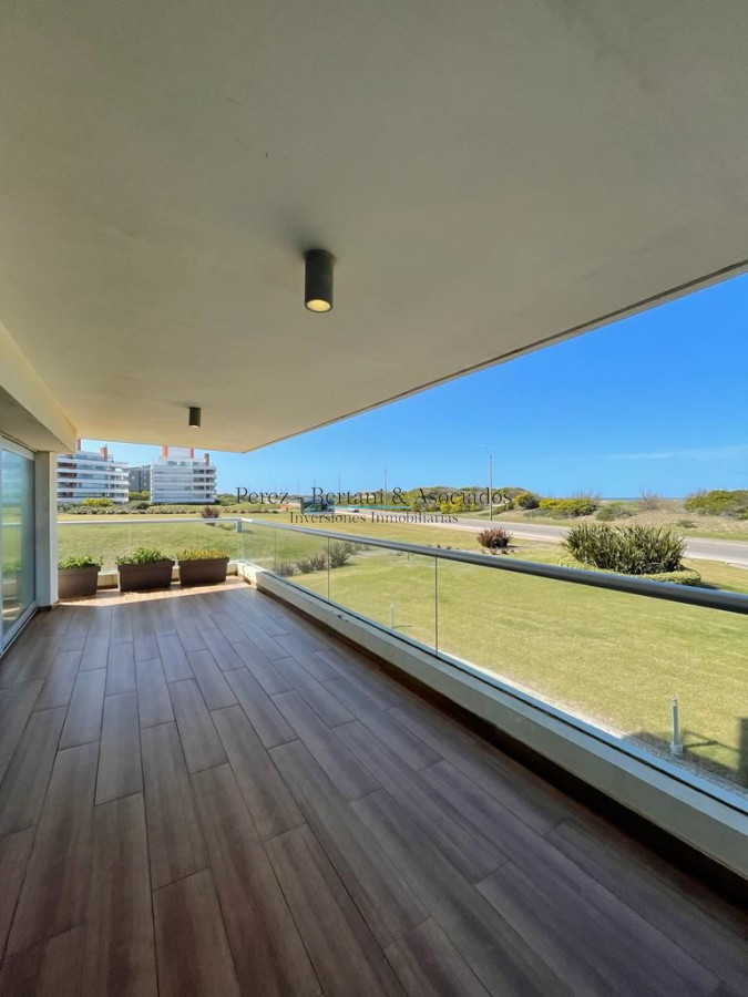 Apartamento ID.256 - Venta Apartamento 3 dormitorios y servicio Primera linea Playa Brava Complejo con amenities y espacio verde