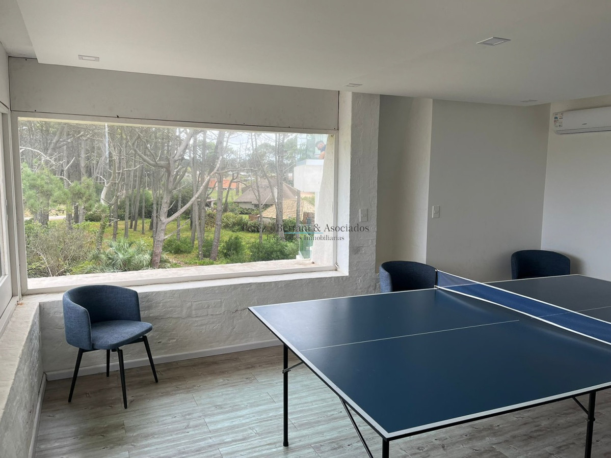 Apartamento ID.184 - Venta Apartamento 3 dormitorios ,con parrillero propio  Primera linea Playa Mansa, Torre con amenities