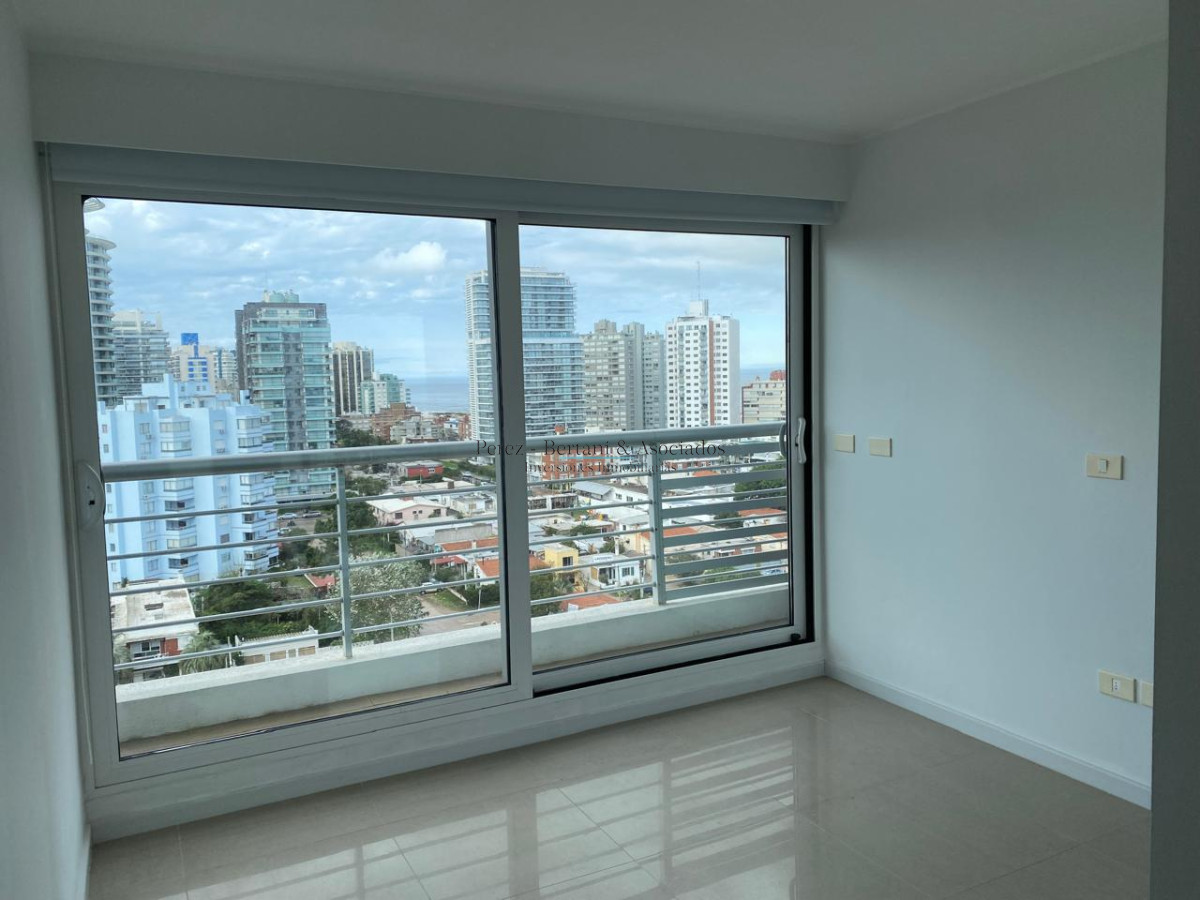 Apartamento ID.600 - Venta Apartamento 3 dormitorios  Primera linea Playa Mansa  Torre con amenities y espacio verde