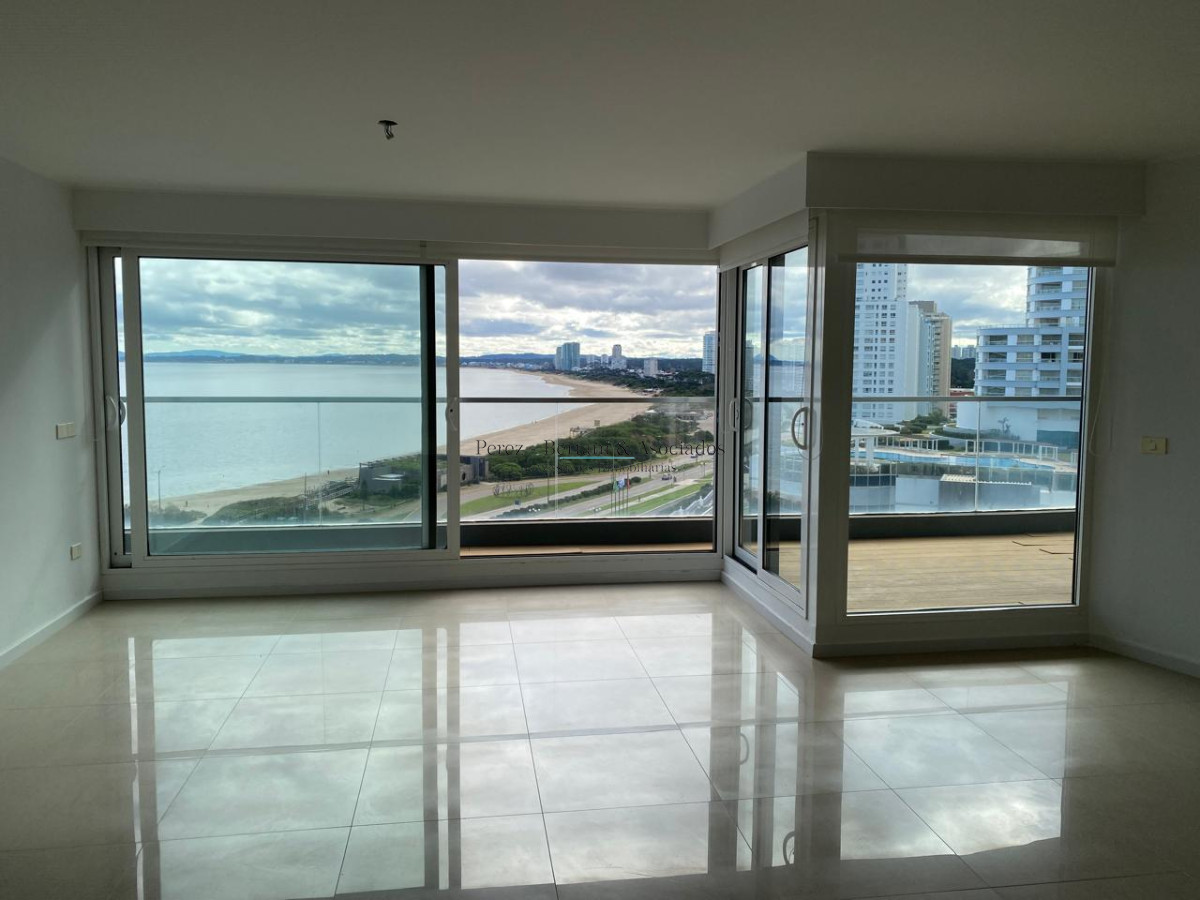 Apartamento ID.600 - Venta Apartamento 3 dormitorios  Primera linea Playa Mansa  Torre con amenities y espacio verde