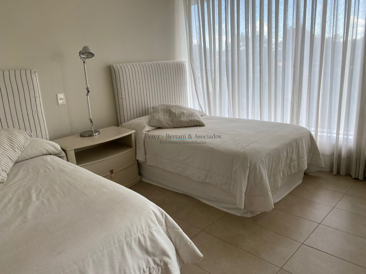 Apartamento ID.583 - Venta Apartamento Primera Linea Playa Brava 3 dormitorios y servicio 