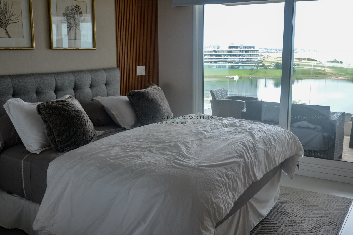 Apartamento ID.184 - Venta Apartamento 3 dormitorios ,con parrillero propio  Primera linea Playa Mansa, Torre con amenities