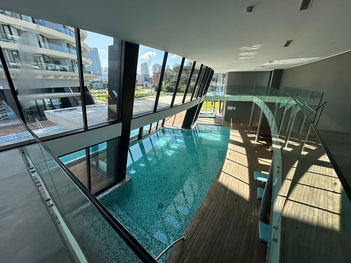 Apartamento ID.911 - Venta de hermoso a apartamento de tres dormitorios en torre con excelente ubicación en Punta del este en torre premium. 