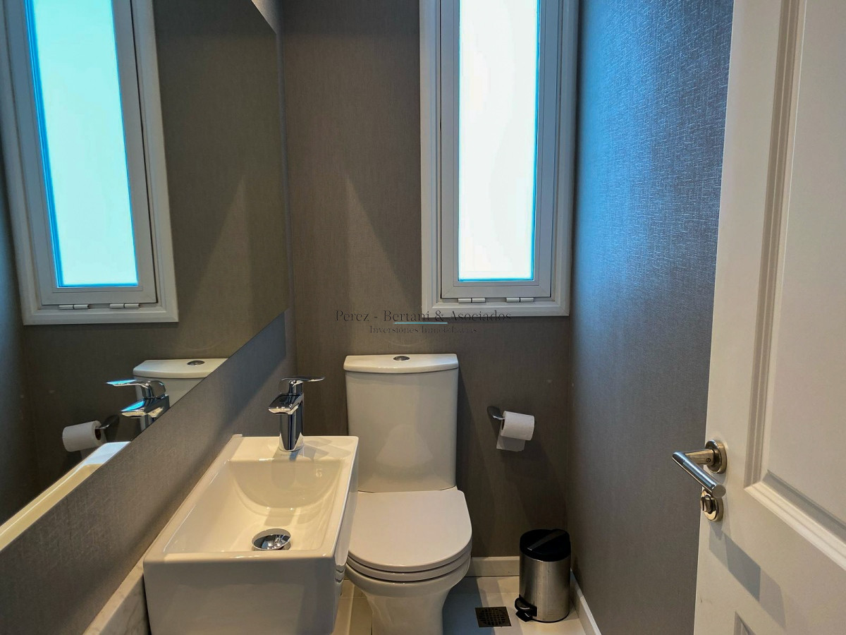 Apartamento ID.184 - Venta Apartamento 3 dormitorios ,con parrillero propio  Primera linea Playa Mansa, Torre con amenities