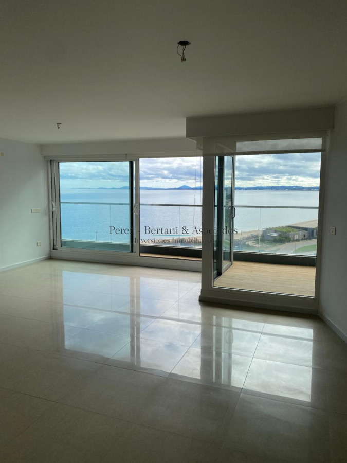 Apartamento ID.600 - Venta Apartamento 3 dormitorios  Primera linea Playa Mansa  Torre con amenities y espacio verde