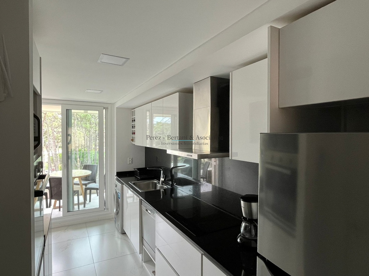 Apartamento ID.184 - Venta Apartamento 3 dormitorios ,con parrillero propio  Primera linea Playa Mansa, Torre con amenities