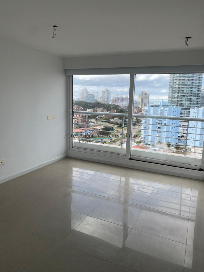 Apartamento ID.600 - Venta Apartamento 3 dormitorios  Primera linea Playa Mansa  Torre con amenities y espacio verde