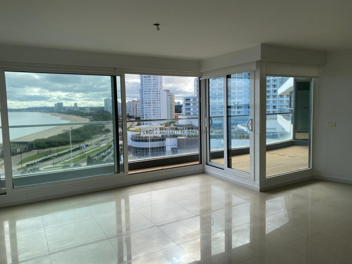 Apartamento ID.600 - Venta Apartamento 3 dormitorios  Primera linea Playa Mansa  Torre con amenities y espacio verde