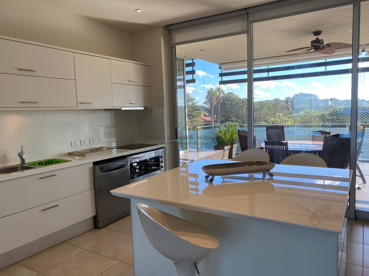 Apartamento ID.583 - Venta Apartamento Primera Linea Playa Brava 3 dormitorios y servicio 