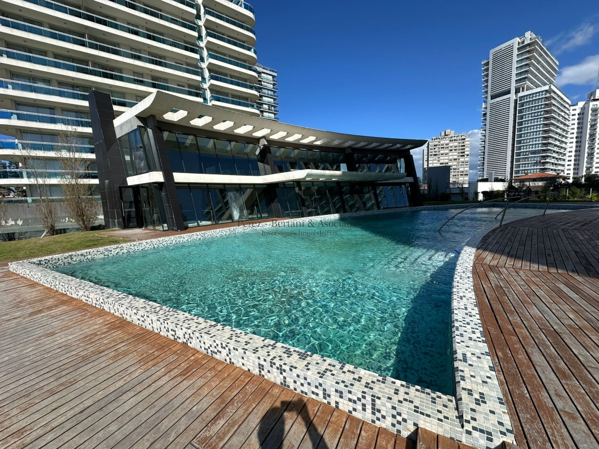 Apartamento ID.911 - Venta de hermoso a apartamento de tres dormitorios en torre con excelente ubicación en Punta del este en torre premium. 