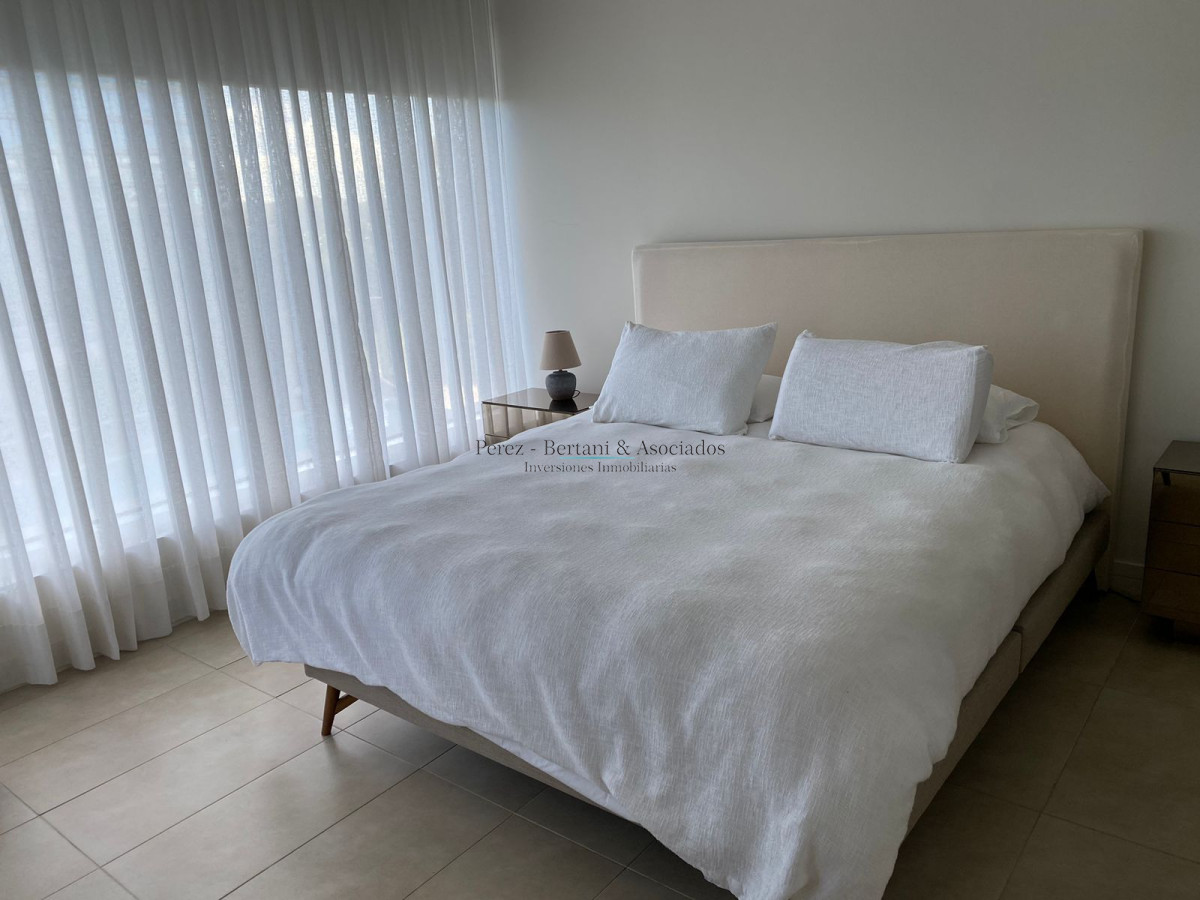 Apartamento ID.583 - Venta Apartamento Primera Linea Playa Brava 3 dormitorios y servicio 