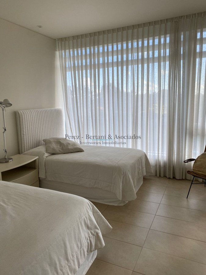 Apartamento ID.583 - Venta Apartamento Primera Linea Playa Brava 3 dormitorios y servicio 