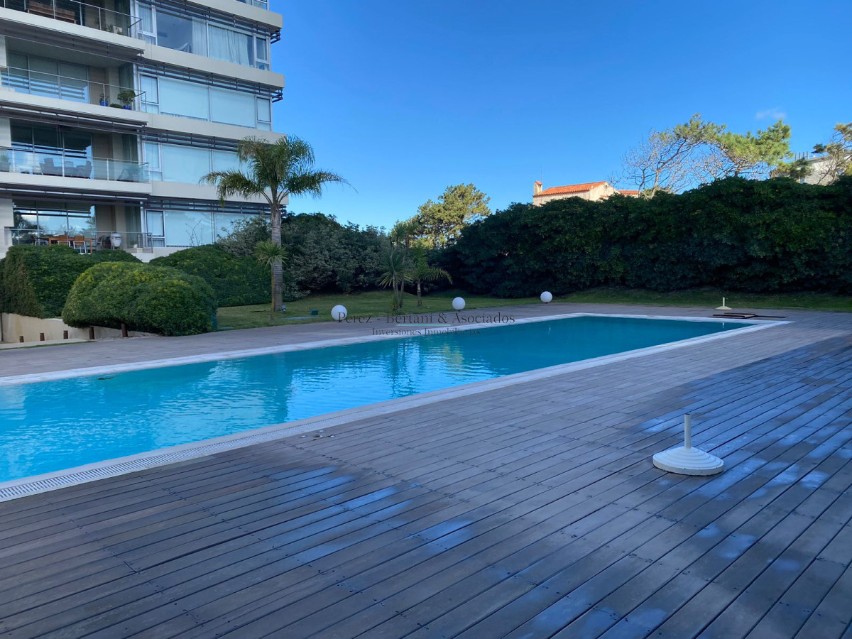 Apartamento ID.583 - Venta Apartamento Primera Linea Playa Brava 3 dormitorios y servicio 