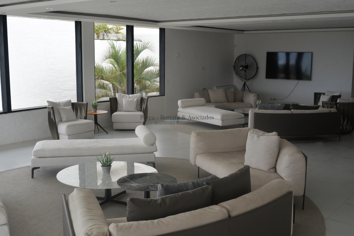Apartamento ID.184 - Venta Apartamento 3 dormitorios ,con parrillero propio  Primera linea Playa Mansa, Torre con amenities