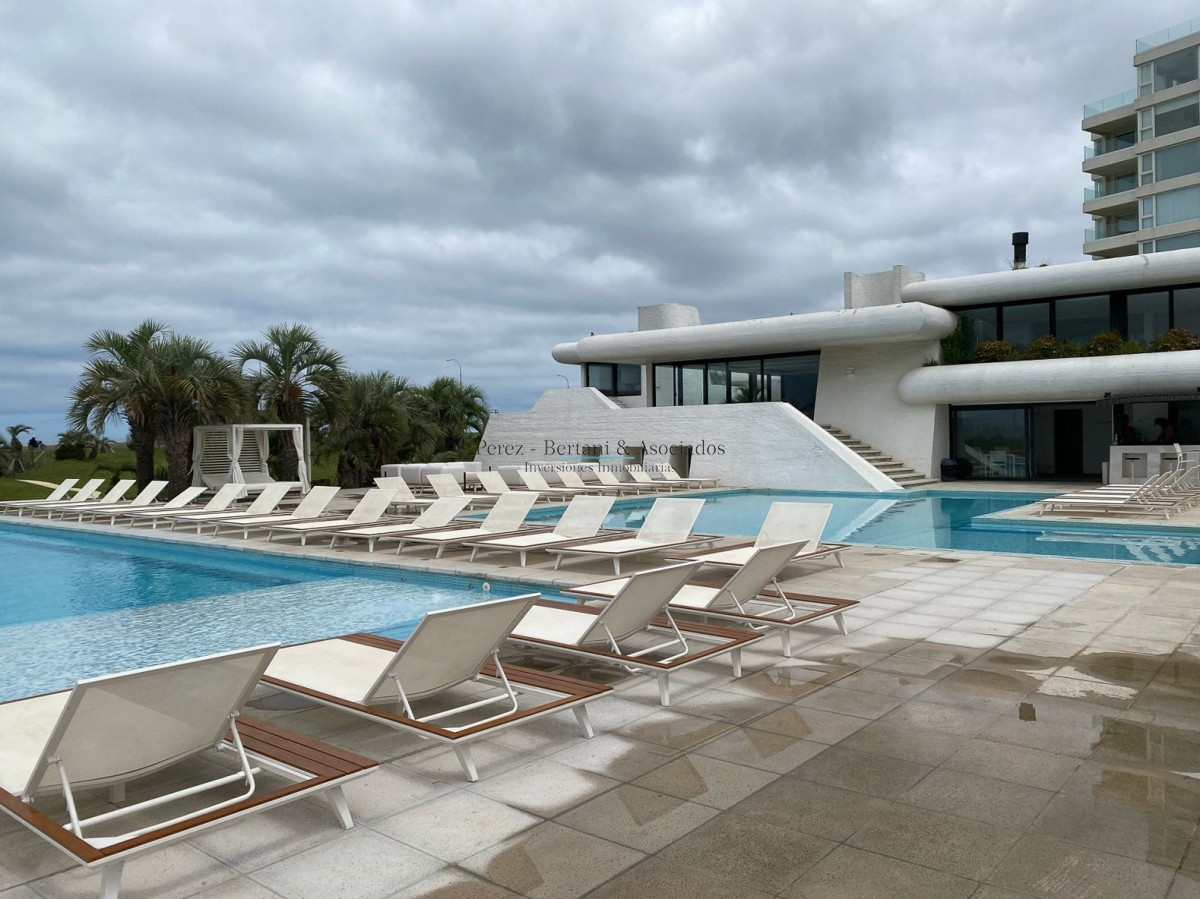 Apartamento ID.184 - Venta Apartamento 3 dormitorios ,con parrillero propio  Primera linea Playa Mansa, Torre con amenities
