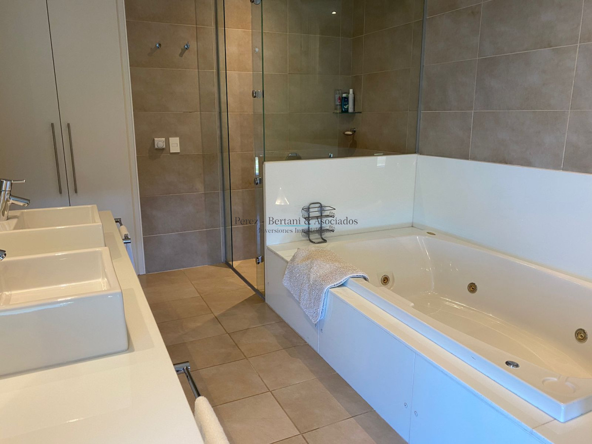 Apartamento ID.583 - Venta Apartamento Primera Linea Playa Brava 3 dormitorios y servicio 