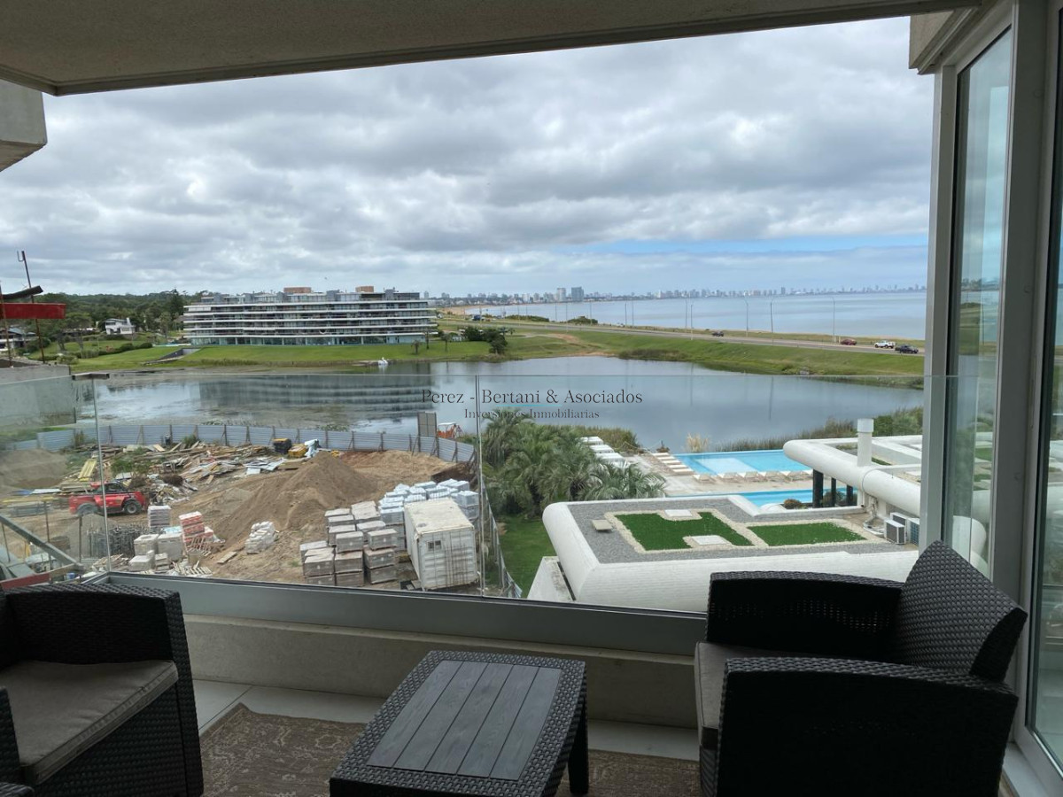 Apartamento ID.184 - Venta Apartamento 3 dormitorios ,con parrillero propio  Primera linea Playa Mansa, Torre con amenities