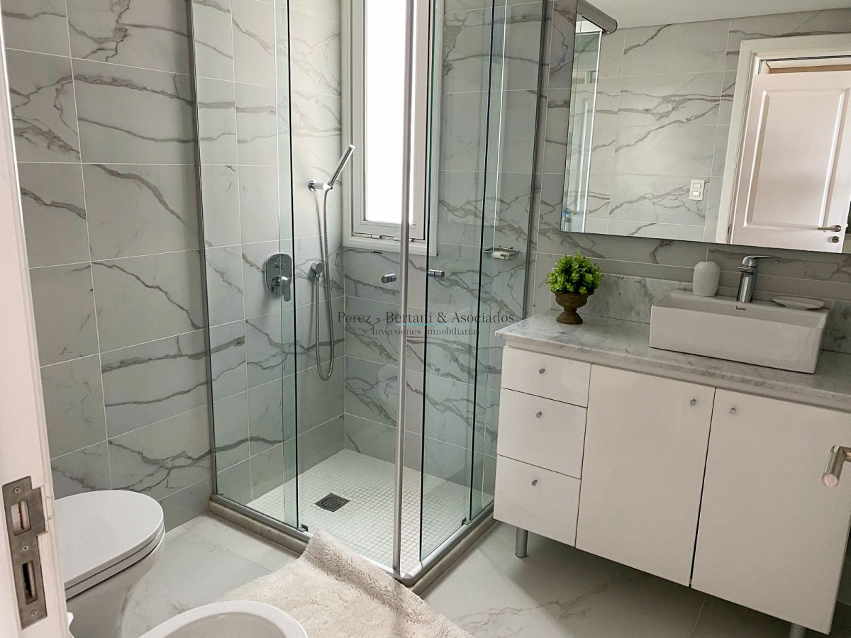 Apartamento ID.184 - Venta Apartamento 3 dormitorios ,con parrillero propio  Primera linea Playa Mansa, Torre con amenities