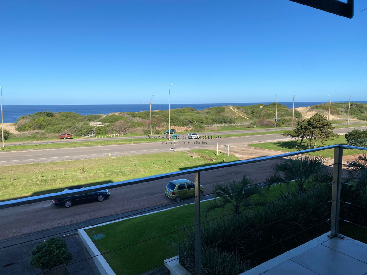 Apartamento ID.583 - Venta Apartamento Primera Linea Playa Brava 3 dormitorios y servicio 