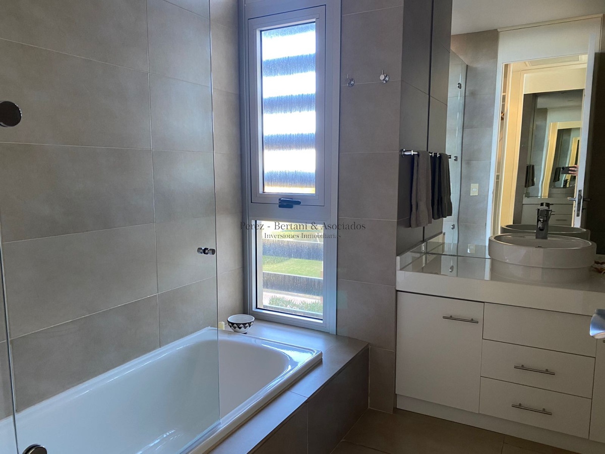 Apartamento ID.583 - Venta Apartamento Primera Linea Playa Brava 3 dormitorios y servicio 