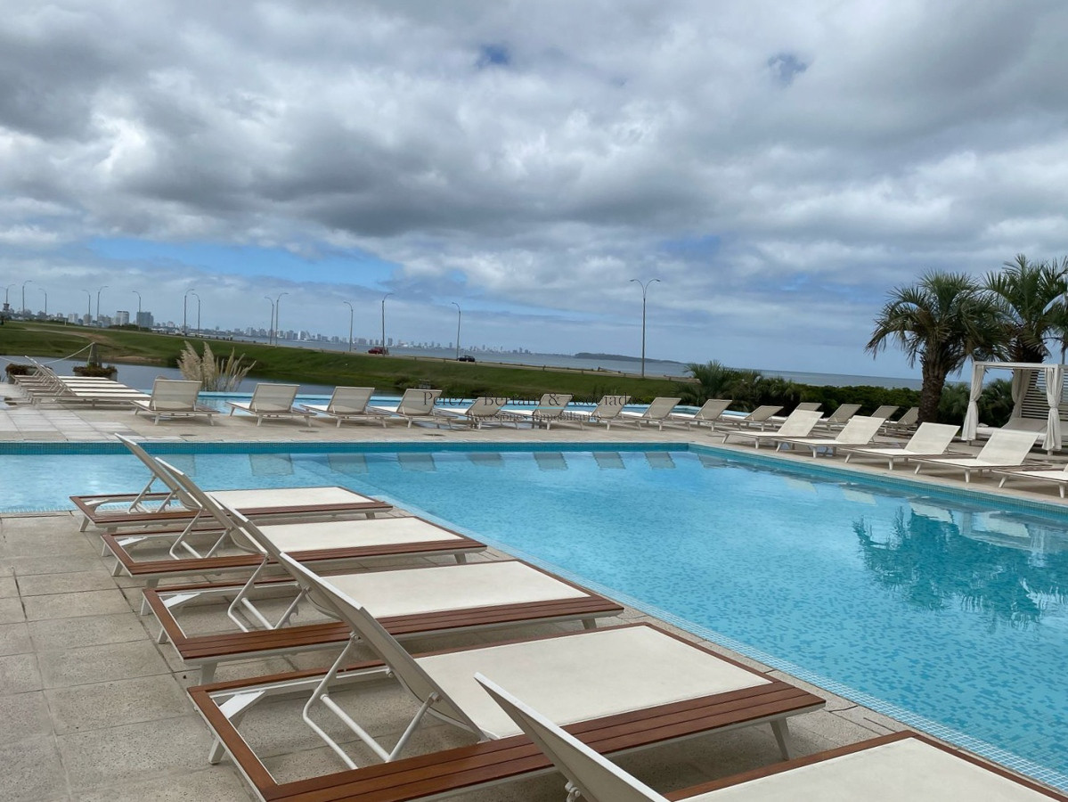 Apartamento ID.184 - Venta Apartamento 3 dormitorios ,con parrillero propio  Primera linea Playa Mansa, Torre con amenities
