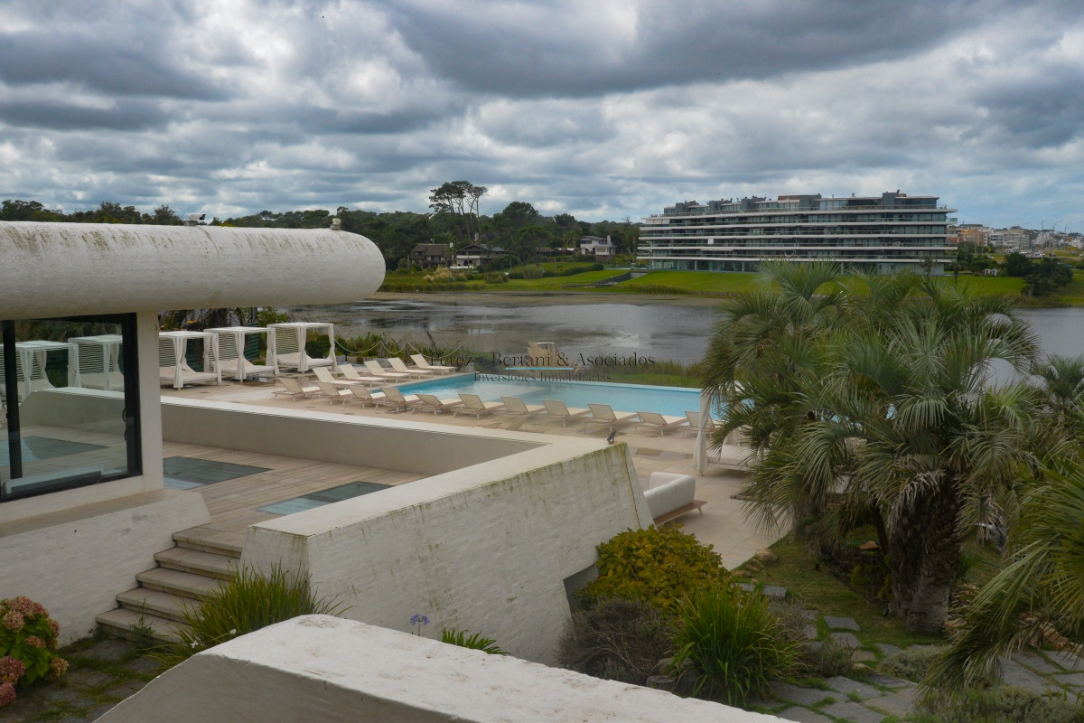 Apartamento ID.184 - Venta Apartamento 3 dormitorios ,con parrillero propio  Primera linea Playa Mansa, Torre con amenities