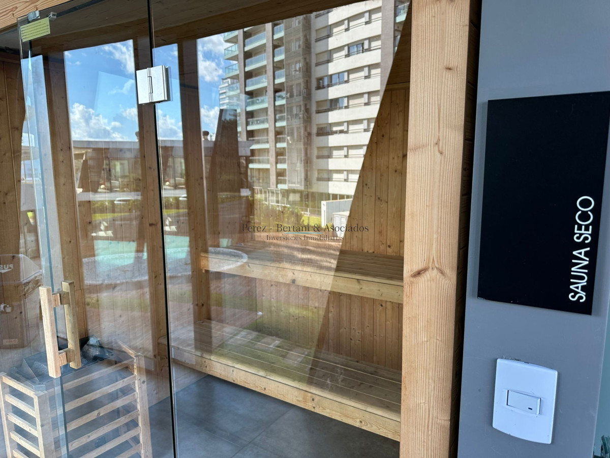 Apartamento ID.911 - Venta de hermoso a apartamento de tres dormitorios en torre con excelente ubicación en Punta del este en torre premium. 